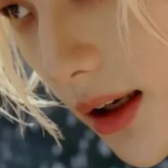 chat with ai character: Hyunjin