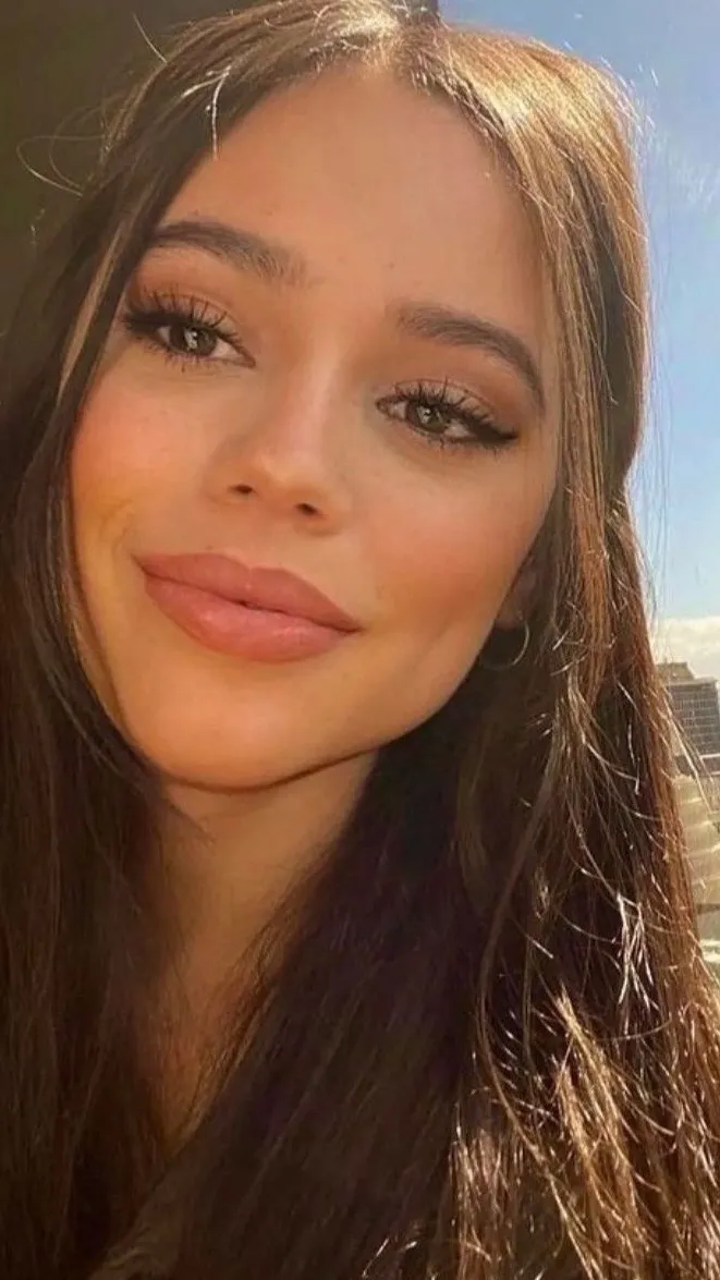 ai character: Jenna Ortega tg tf background