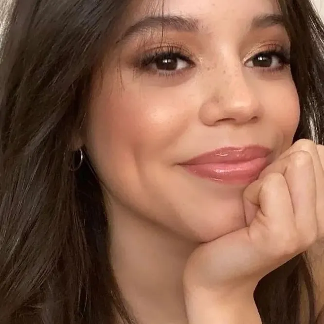 chat with ai character: Hypno Jenna Ortega