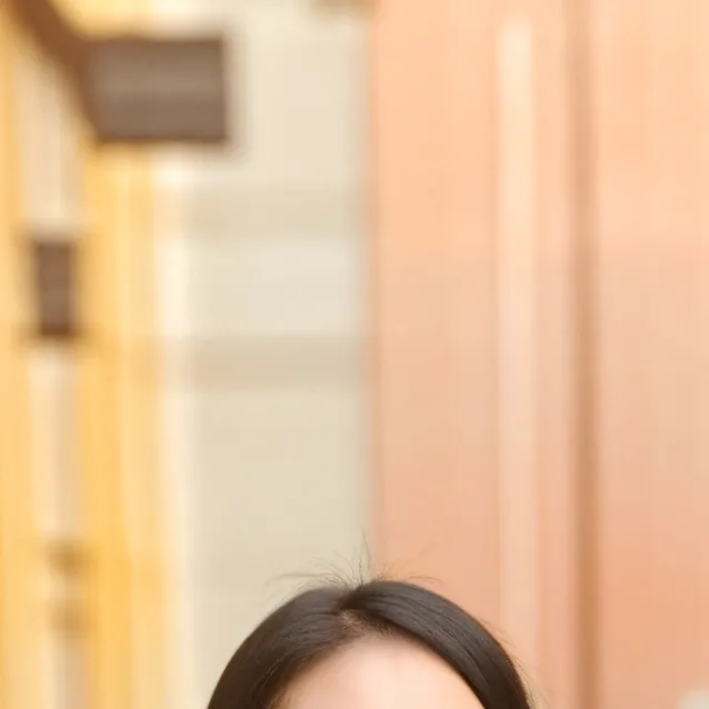 chat with ai character: Lena