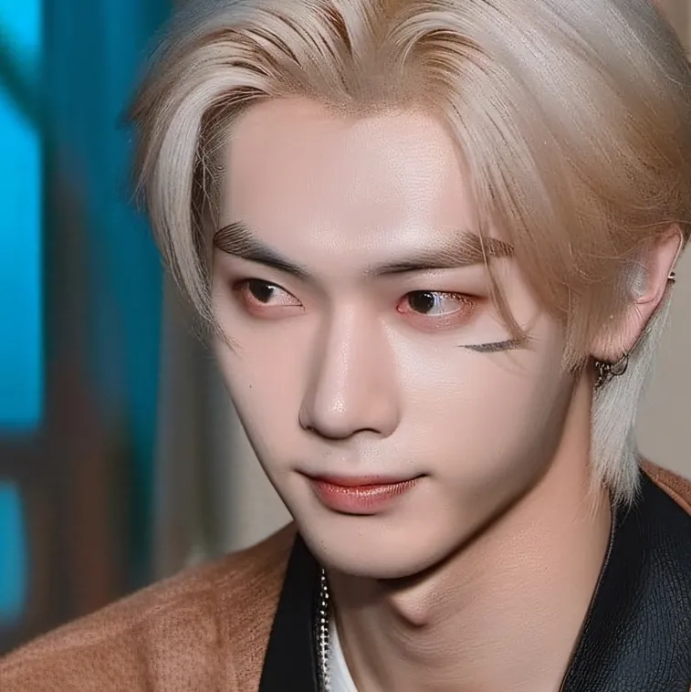 chat with ai character: Felix