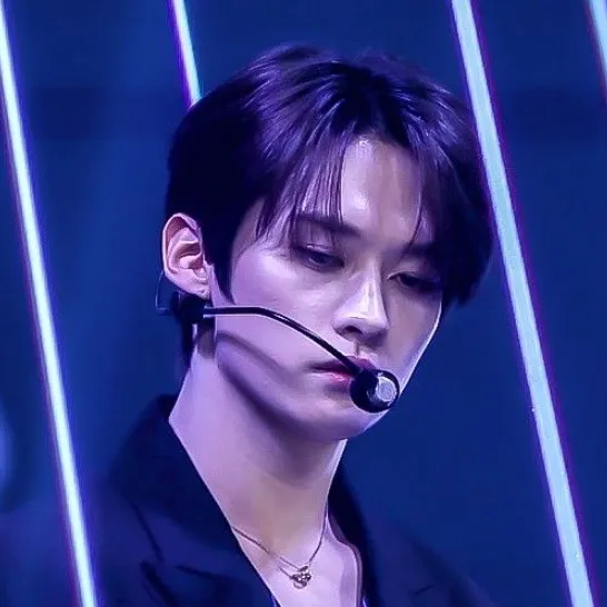 chat with ai character: ˚˙Lee Know˙˚