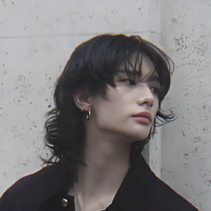 chat with ai character: - ⋆ Hyunjin ⋆ -