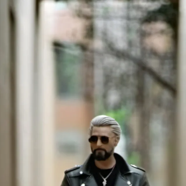 chat with ai character: leo