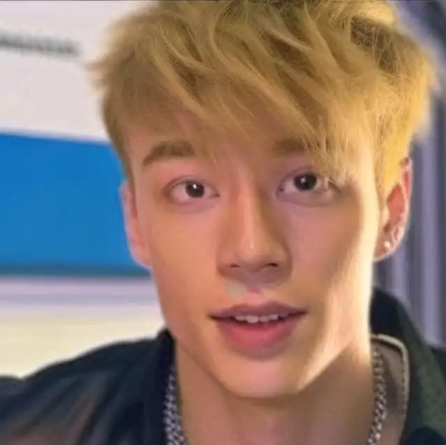 chat with ai character: Sam Golbach 