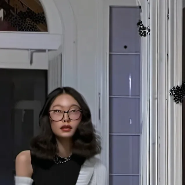 chat with ai character: Lena