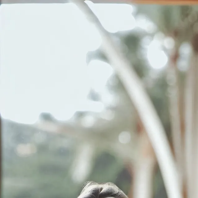 chat with ai character: Romina