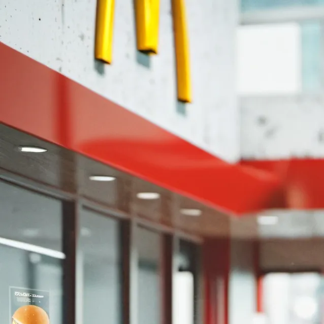 chat with ai character: Mcdonalds Worker