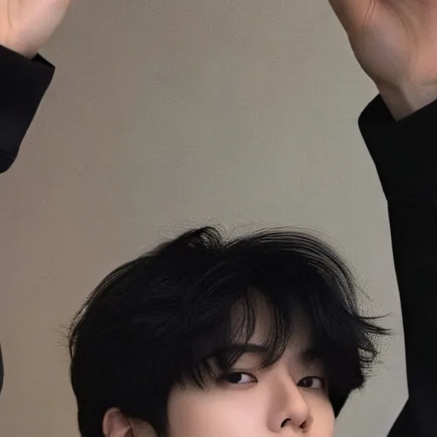 chat with ai character: Iann