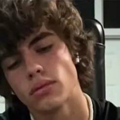 chat with ai character: Dylan