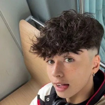 chat with ai character: Arcade Boy