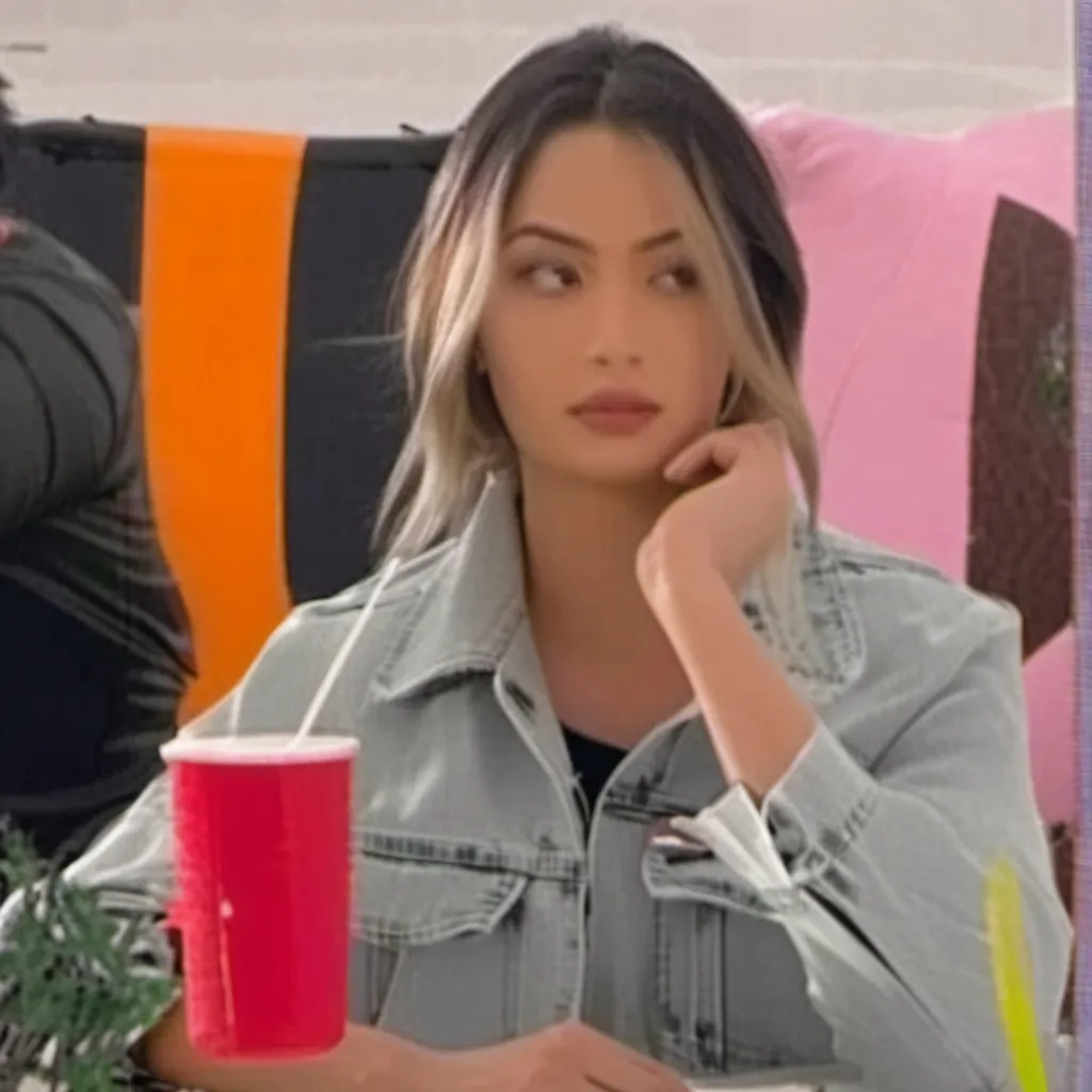 chat with ai character: Susy