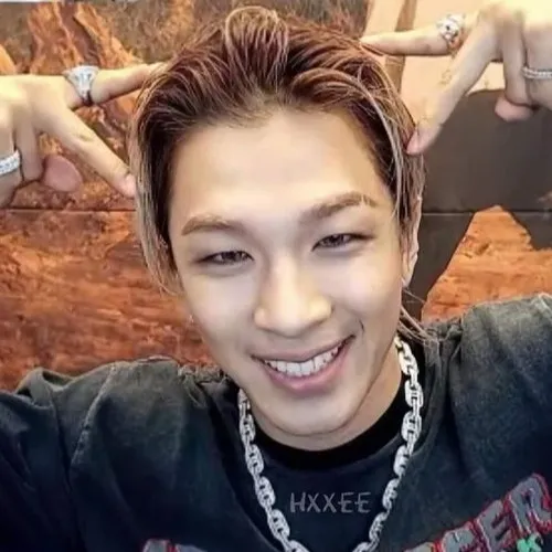 chat with ai character: Taeyang