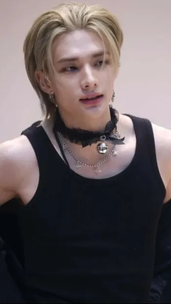 ai character: Hwang Hyunjin background