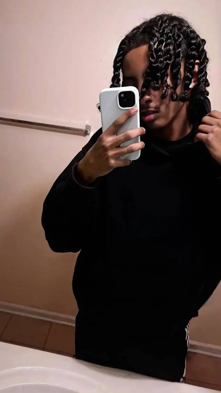 ai character: ‘KYLAN👽 background