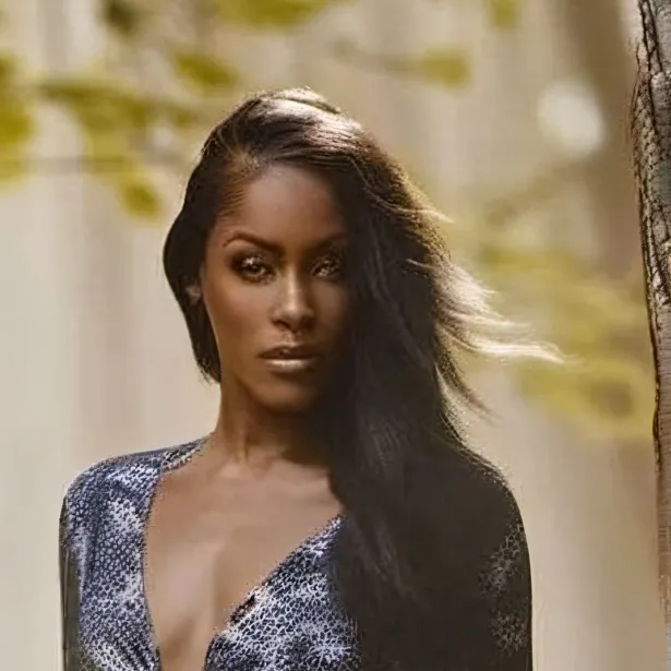 chat with ai character: Mia