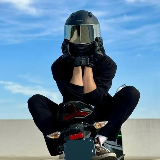 chat with ai character: milo