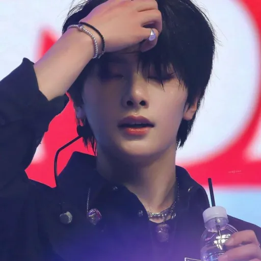 creator Ieatjeonginsfeet12's avatar