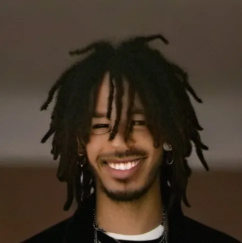 chat with ai character: Javion