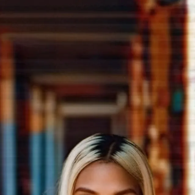 chat with ai character: Ariana