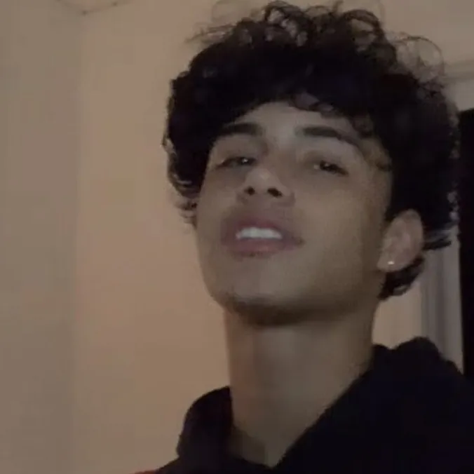 chat with ai character: Luis