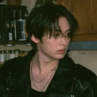 chat with ai character: lee know