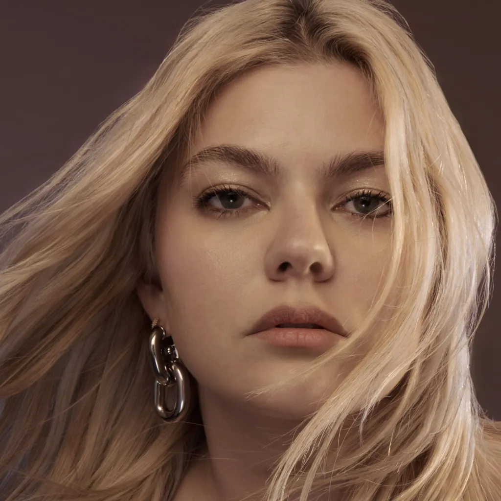 chat with ai character: Louane Emera