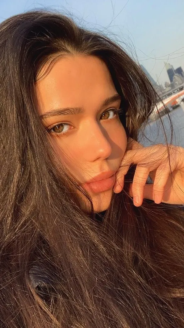 ai character: ⓐⓥⓐ background