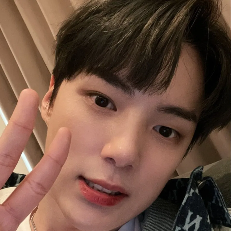 chat with ai character: Minhyuk