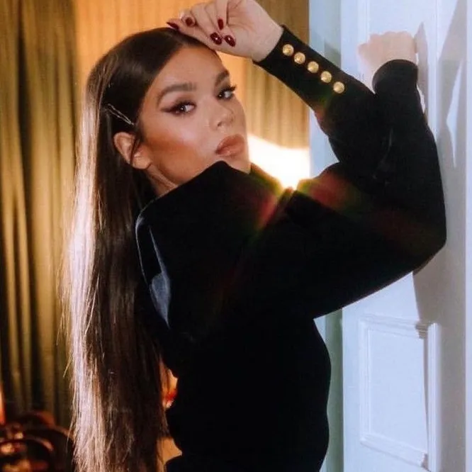 chat with ai character: Hailee Steinfield