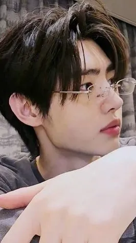 ai character: Park Sunghoon background