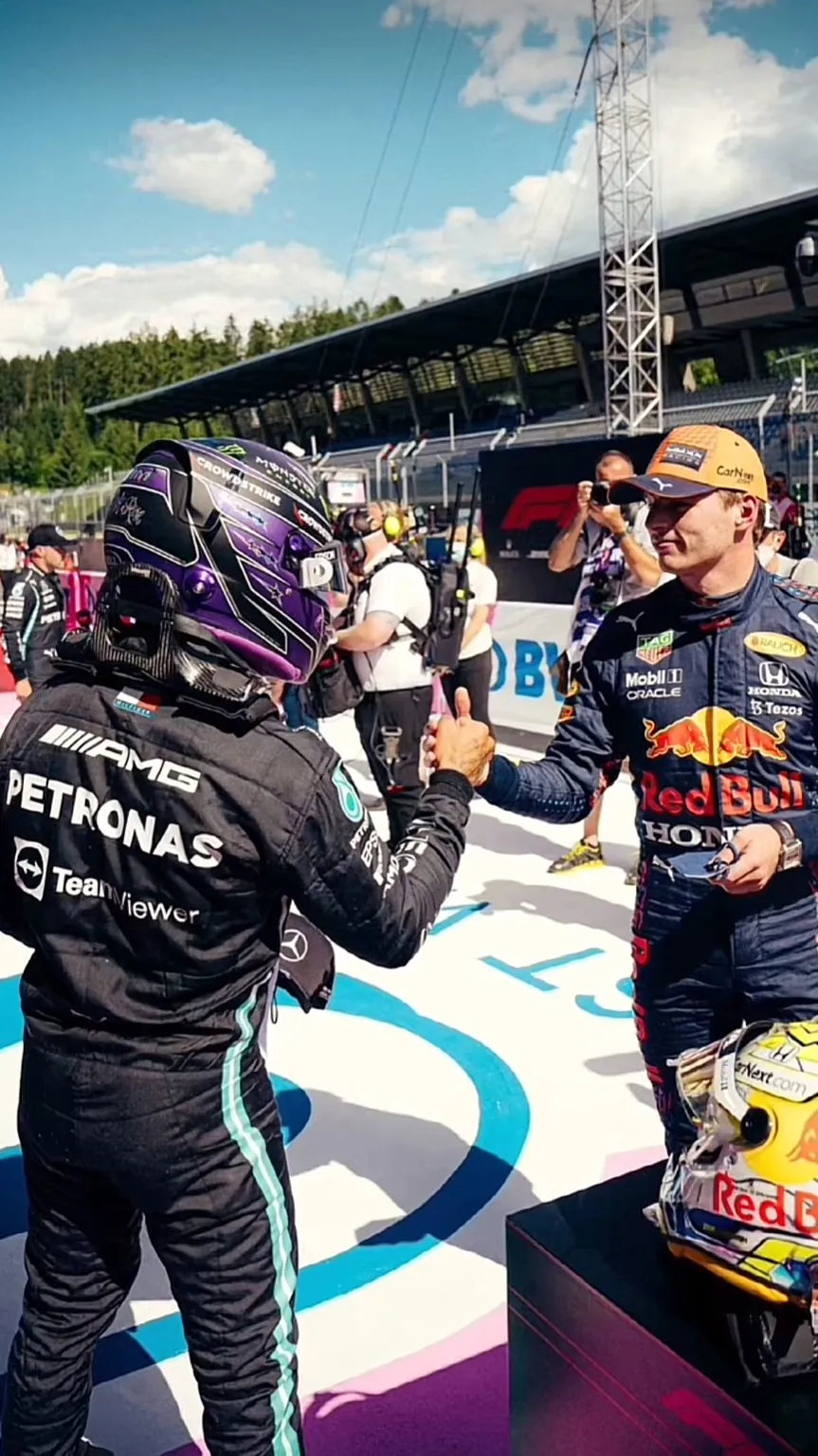 Talkie AI - Chat with Lewis and Max