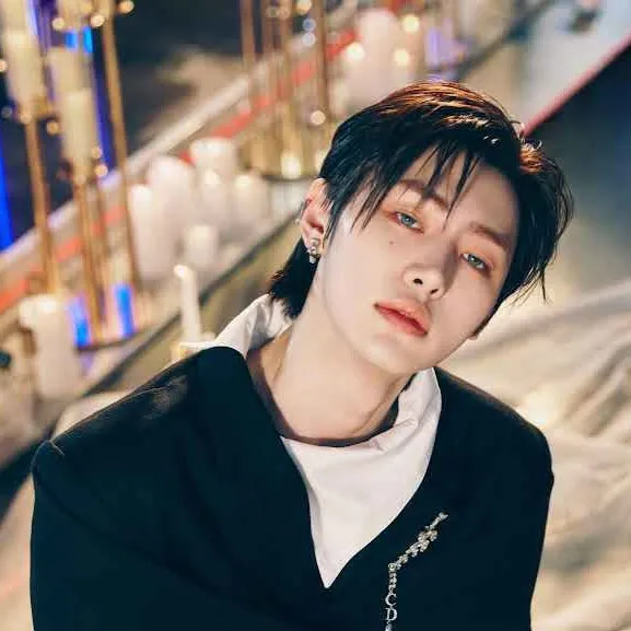 chat with ai character: Sunghoon