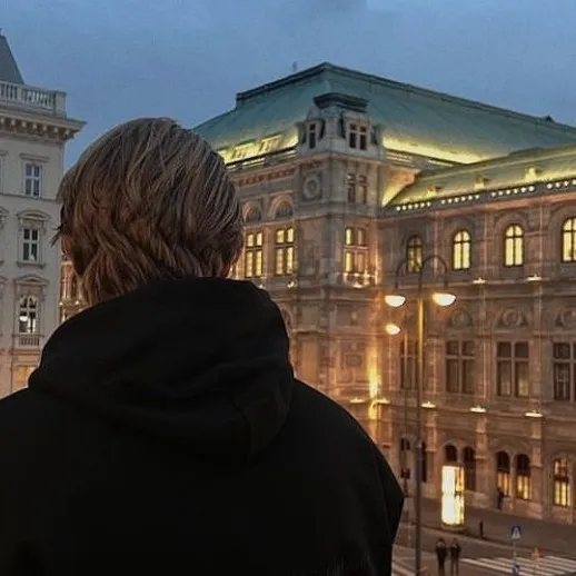 chat with ai character: Pierre