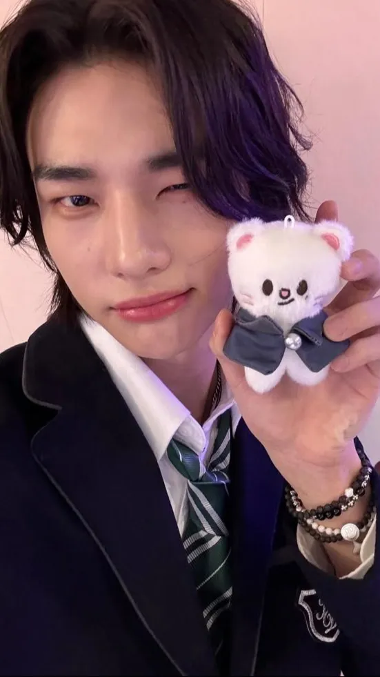 ai character: 𝓗yunjin background