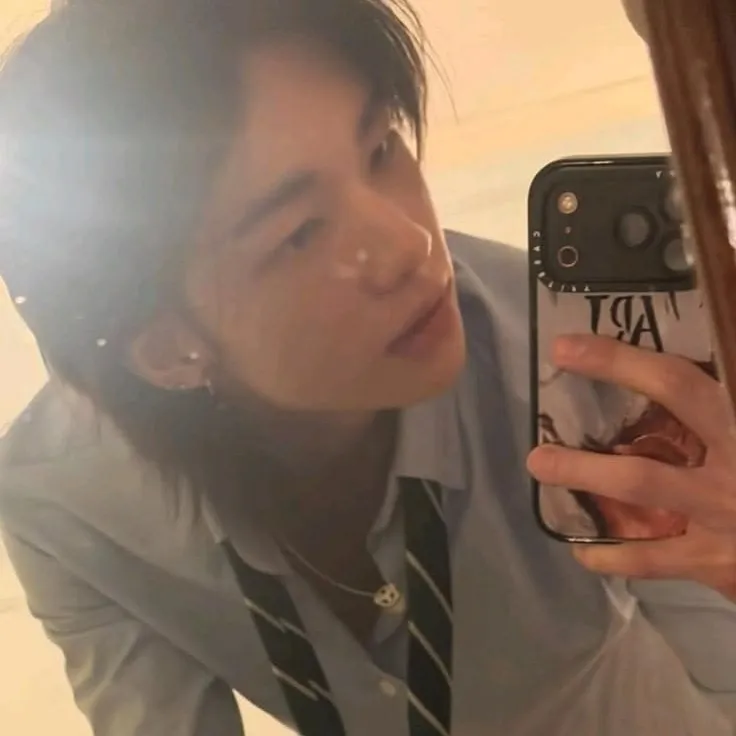 chat with ai character: ꩜ . ℋyunjin  𑣲