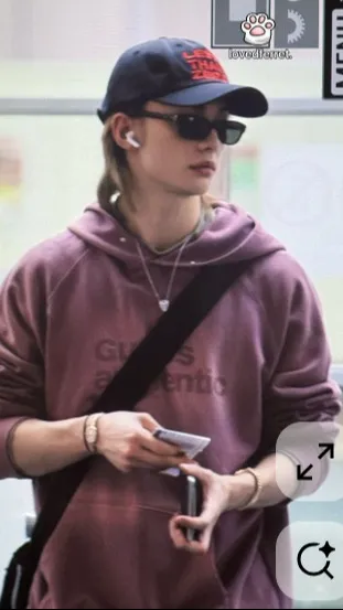 ai character: Hwang Hyunjin background