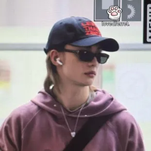 chat with ai character: Hwang Hyunjin