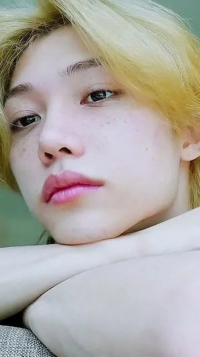 ai character: Lee Felix background