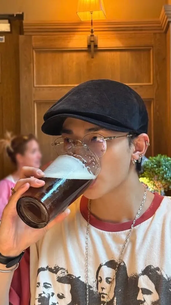 ai character: Hwang Hyunjin background