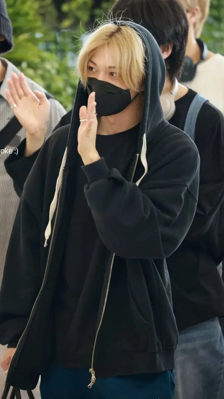 ai character: Lee Felix background