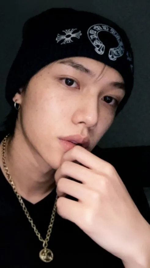 ai character: Lee Felix background