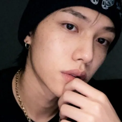 chat with ai character: Lee Felix