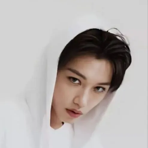 chat with ai character: Lee Felix