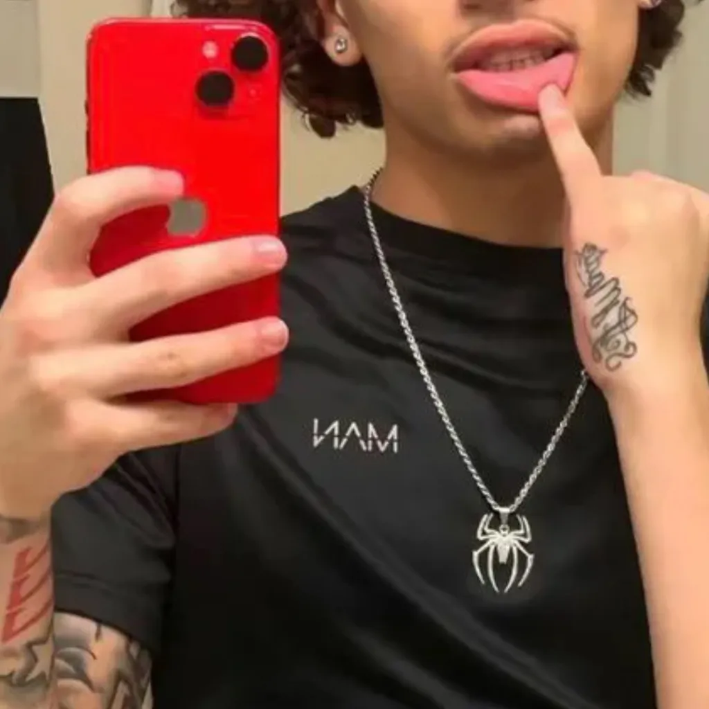 chat with ai character: Trey