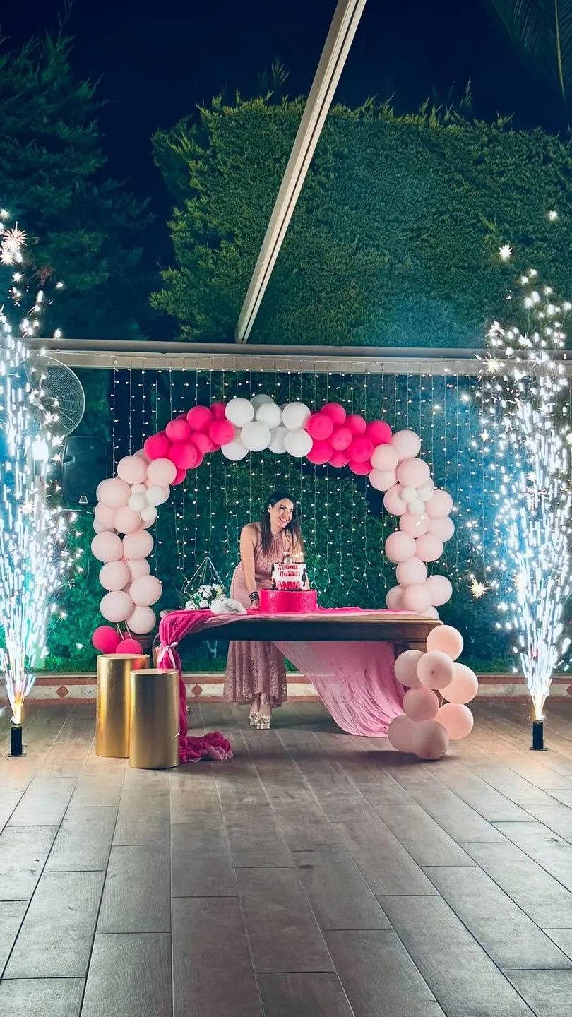 ai character: Άννα μώρου background