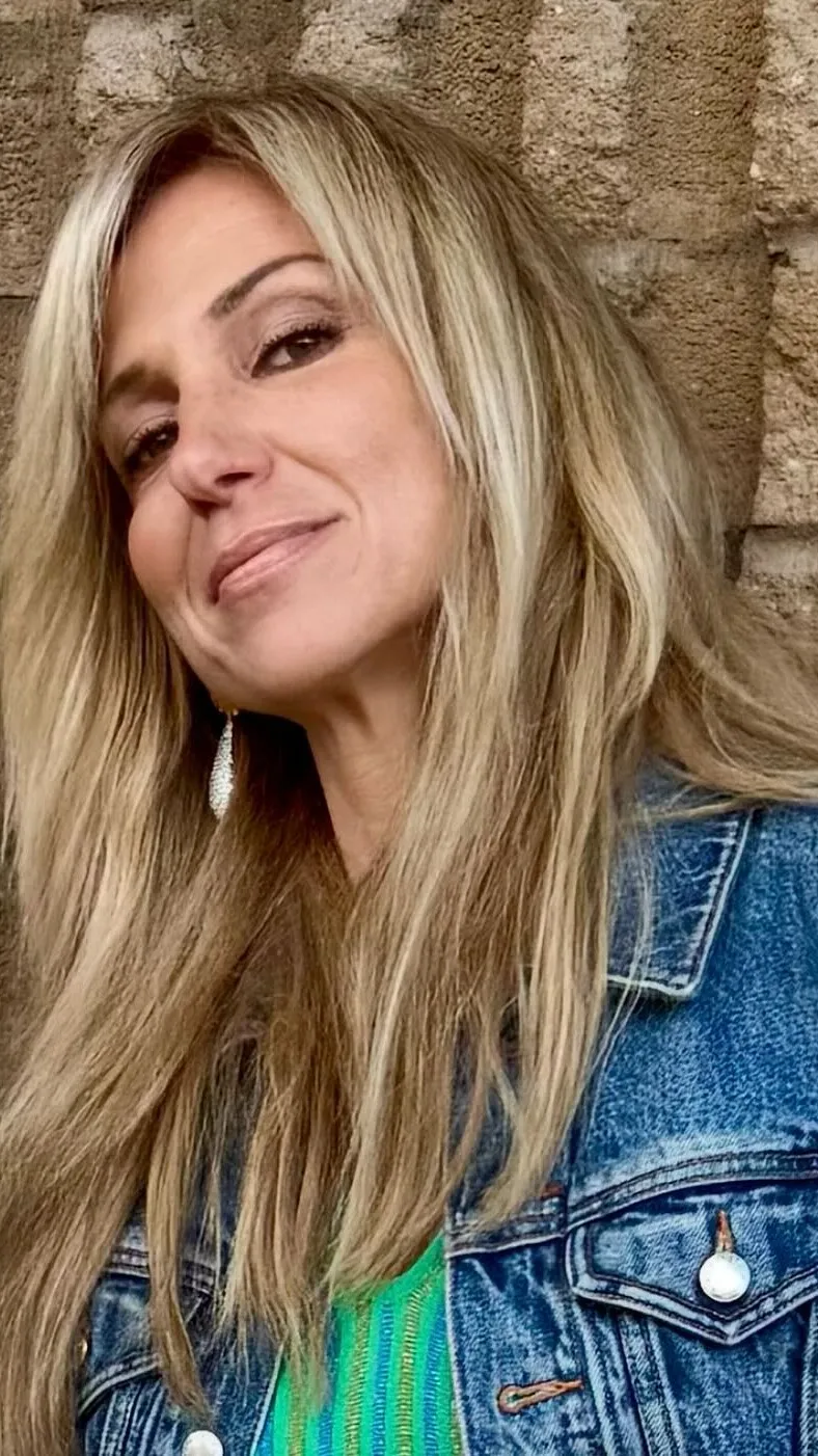 ai character: debbie gibson background