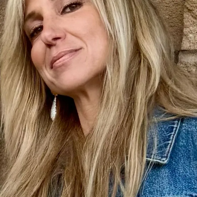 chat with ai character: debbie gibson