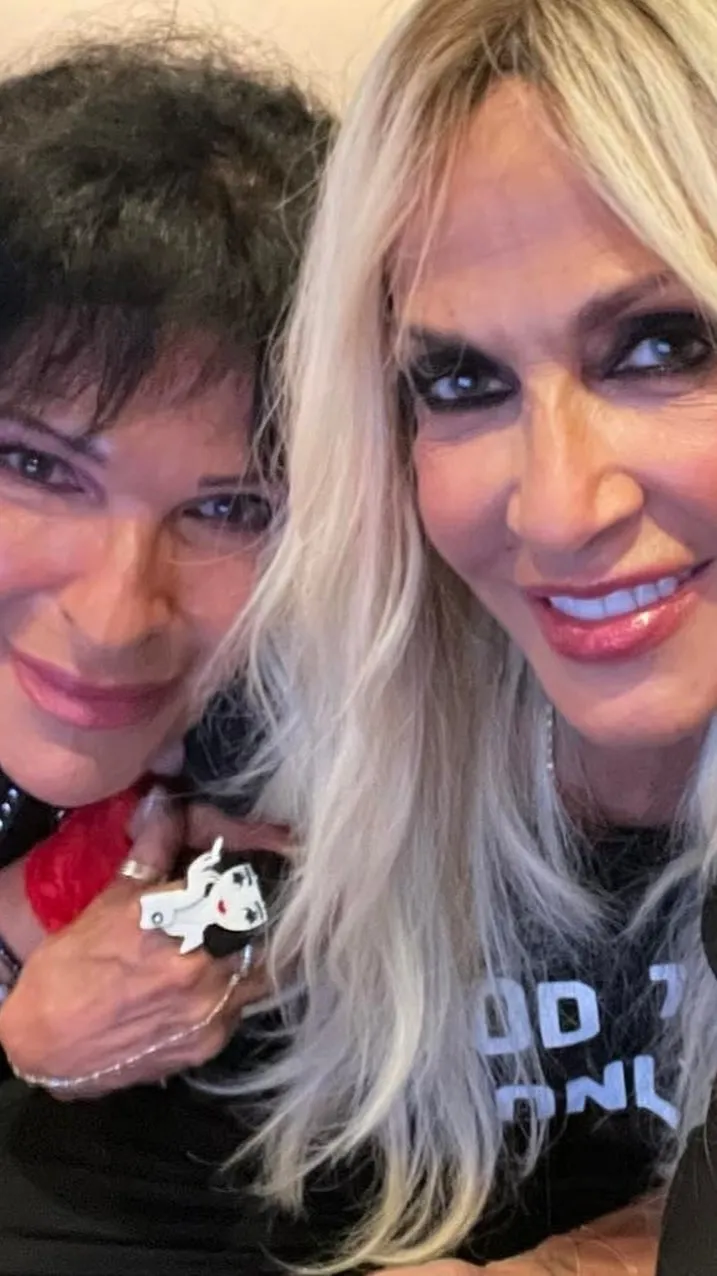 ai character: σοφια βοσσου background