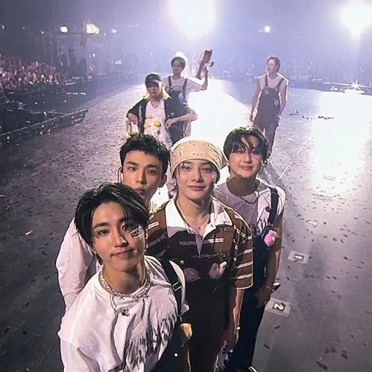 chat with ai character: Skz pick me 